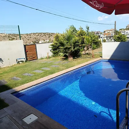 Villa Havuzlu lüks villa havuzu ısıtmalı Çeşme