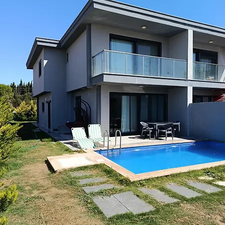 Villa Havuzlu lüks villa havuzu ısıtmalı Çeşme