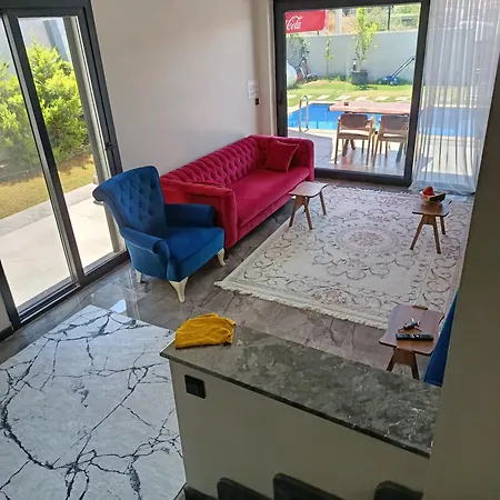Havuzlu lüks villa havuzu ısıtmalı Çeşme