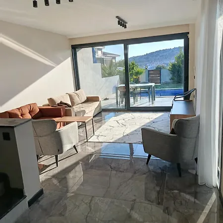 Havuzlu lüks villa havuzu ısıtmalı Çeşme