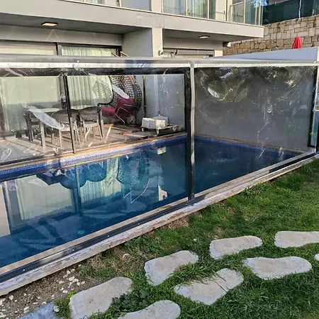 Havuzlu lüks villa havuzu ısıtmalı Villa Çeşme